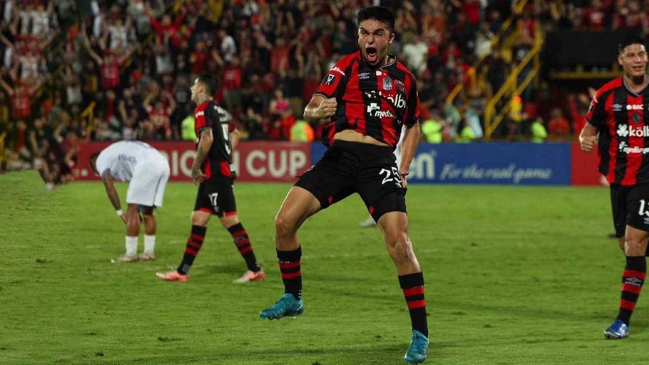 Alajuelense derrotó con justicia a Comunicaciones